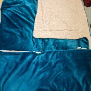Cozy Teal Blue & White Sherpa Reversible Throw Blanket Good Condition